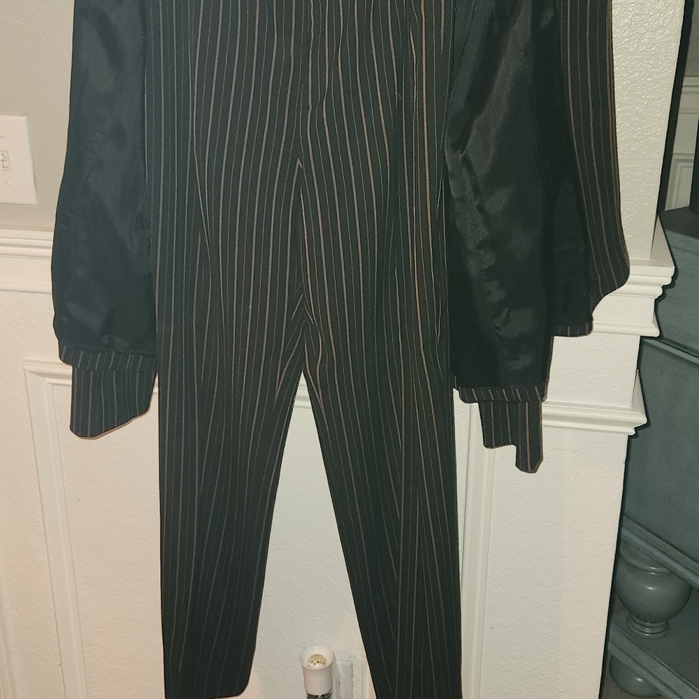 Amanda Smith Pant suit. - Picture 3 of 3
